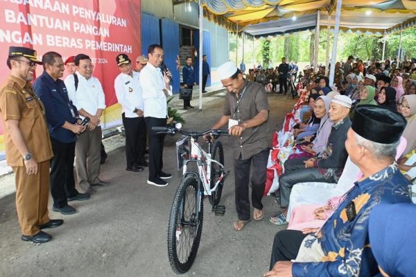 Jokowi Salurkan Bantuan Pangan di Padanglawas, Hassanudin Pastikan Pemprov Komitmen Jaga Stabilitas dan Ketahanan Pangan di Sumut